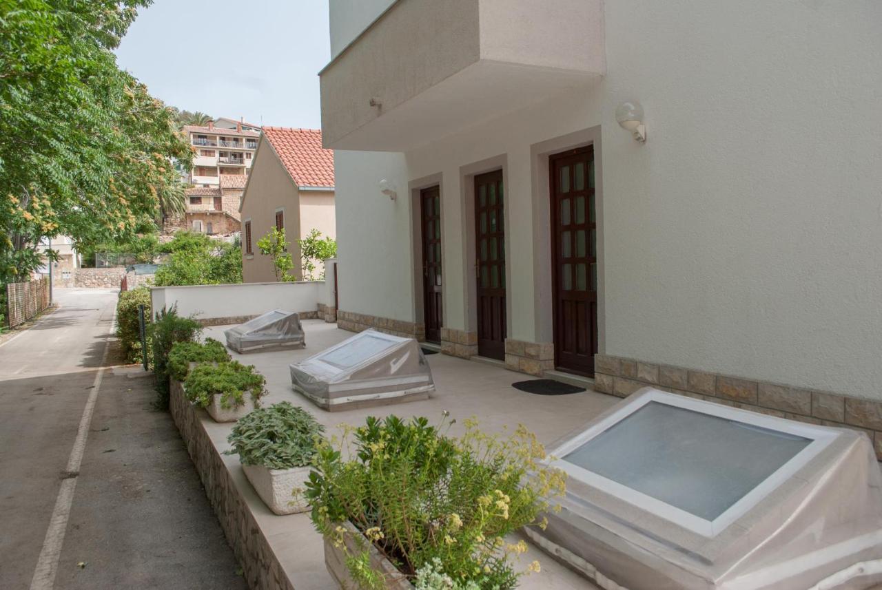 Apartments Dilk Vis Exterior photo