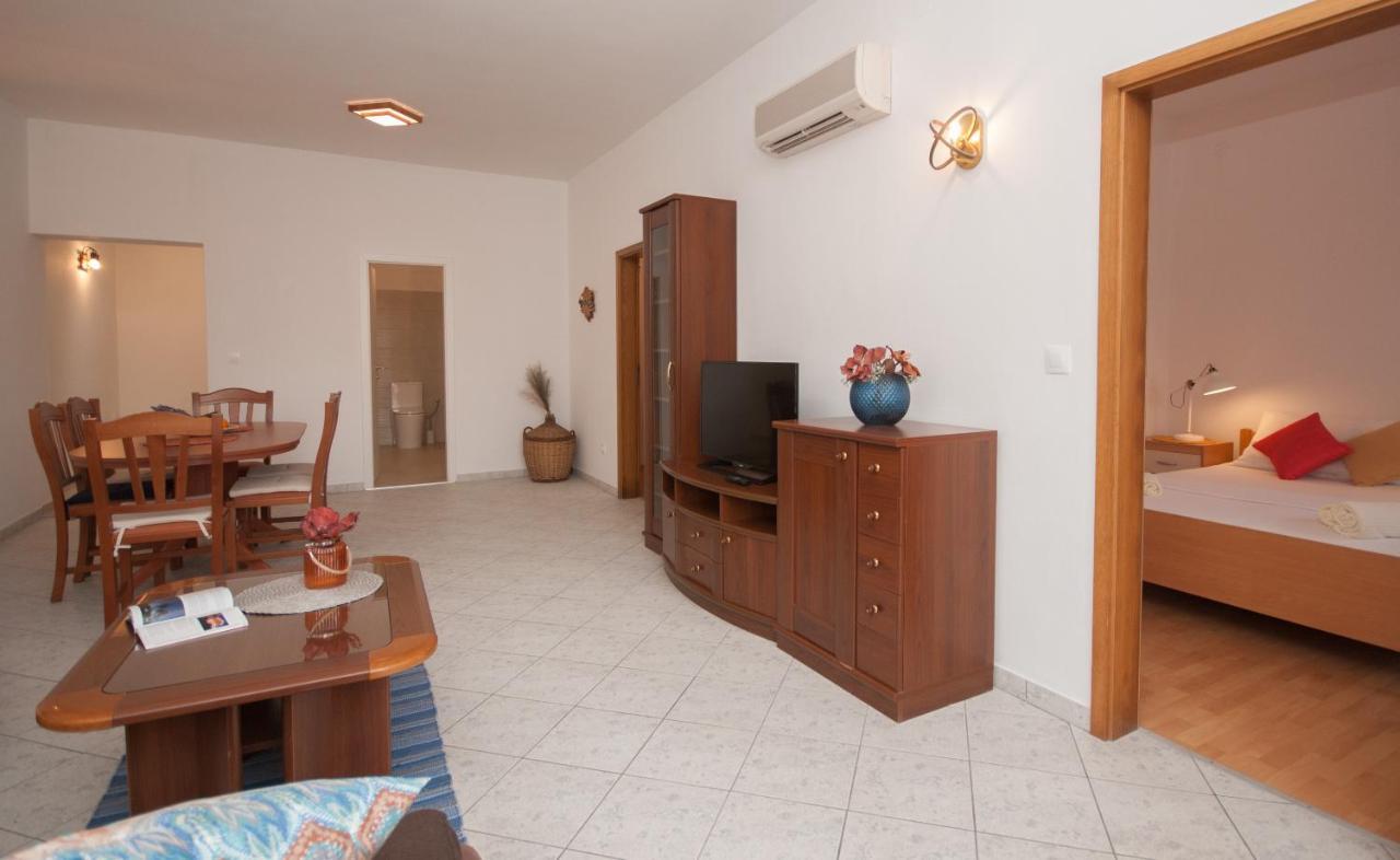 Apartments Dilk Vis Exterior photo